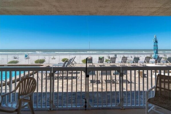 Property grounds - 🌊 Elegant Gulf Front 2BR Condo with Sunlit Patio & Spacious Coastal Comfort Sleeps 6 – Indian Rocks Beach (Indian Rocks Beach)