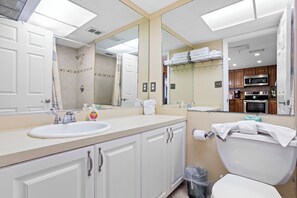 Kombination af bruser/badekar, hårtørrer, håndklæder