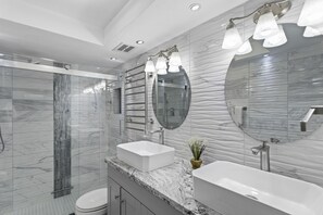 Douche, sèche-cheveux, serviettes fournies