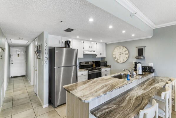 ثلاجة، ميكروويف، فرن، موقد طهي مسطح