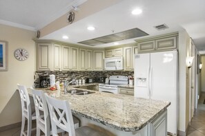 Kjøleskap, mikrobølgeovn, ovn og kokeplater