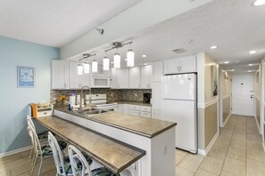 Kjøleskap, mikrobølgeovn, ovn og kokeplater