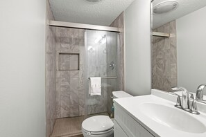 Bañera con ducha, secador de pelo, toallas