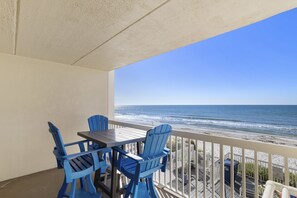 Outdoor dining - \Beachfront Escape for Two – Gulf Views & Cozy Comfort 1BR/1BA Sleeps 2 Fifty Gulfside (Indian Rocks Beach)