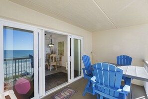Outdoor dining - 🐚 Beachfront Escape for Two – Gulf Views & Cozy Comfort 1BR/1BA  Sleeps 2  Fifty Gulfside – Indian Rocks Beach (Indian Rocks Beach)