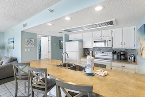 Kjøleskap, mikrobølgeovn, ovn og kokeplater