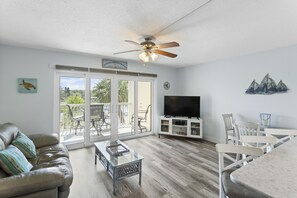 TV - 🌅 Sunrise Serenity from Your Private Balcony – Renovated Intracoastal Condo 1BR  Sleeps 4 Fifty Gulfside – Indian Rocks Beach (Indian Rocks Beach)