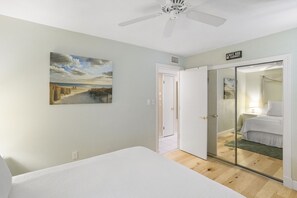 2 bedrooms, iron/ironing board, free WiFi, bed sheets - 🌴 Intracoastal Views & Beachside Comfort – Spacious 2BR Condo 2BR/2BA  Sleeps 4  Fifty Gulfside – Indian Rocks Beach (Indian Rocks Beach)