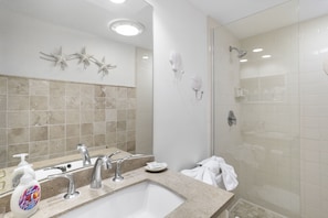 Ensemble douche/baignoire, sĂšche-cheveux, serviettes fournies