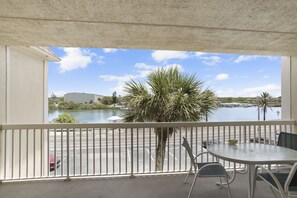 Outdoor dining - 🌴 Intracoastal Views & Beachside Comfort – Spacious 2BR Condo 2BR/2BA  Sleeps 4  Fifty Gulfside – Indian Rocks Beach (Indian Rocks Beach)