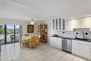 冰箱、微波炉、烤箱、炉灶