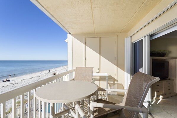 Outdoor dining - 🌅 Unit #313 – Gulf Front Elegance with 180° Views & Island Comfort 1BR/1BA  Sleeps 4  Fifty Gulfside – Indian Rocks Beach (Indian Rocks Beach)