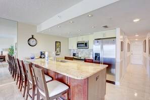 Kjøleskap, mikrobølgeovn, ovn og kokeplater