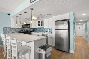 Kjøleskap, mikrobølgeovn, ovn og kokeplater