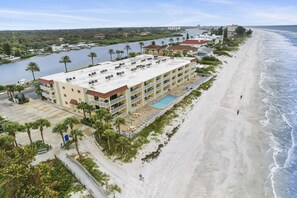 A beachfront hotel with a pool, multiple balconies, and a view of the beach and water. - π
Beachfront Comfort with Sunset Views β Spacious 2BR Condo 2BR/2BA Sleeps 6 Fifty Gulfside β Indian Rocks Beach (Indian Rocks Beach)