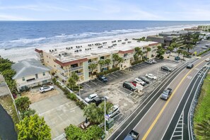 A beachfront hotel with multiple balconies, a parking lot, and a view of the ocean. - π
Beachfront Comfort with Sunset Views β Spacious 2BR Condo 2BR/2BA Sleeps 6 Fifty Gulfside β Indian Rocks Beach (Indian Rocks Beach)