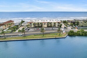 A beachfront hotel with a parking lot, a road, and a view of the ocean. - π
Beachfront Comfort with Sunset Views β Spacious 2BR Condo 2BR/2BA Sleeps 6 Fifty Gulfside β Indian Rocks Beach (Indian Rocks Beach)