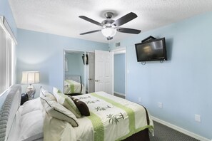 3 bedrooms, iron/ironing board, free WiFi, bed sheets - 🌅 Panoramic Gulf Views – Spacious 3BR Beachfront Condo 3BR/2BA  Sleeps 8  Fifty Gulfside – Indian Rocks Beach (Indian Rocks Beach)