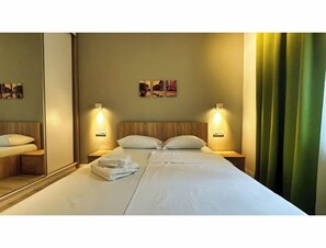 1 chambre, matelas mémoire de forme, bureau
