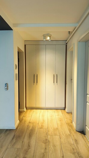 Departamento urbano, para no fumadores, aire acondicionado | 1 habitación, camas con efecto memoria y escritorio 