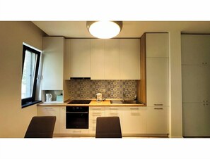 Refrigerador con freezer, horno, placa de cocina, lavavajillas
