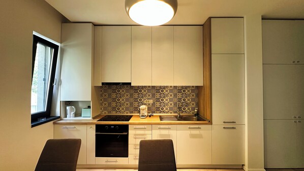 Refrigerador con freezer, horno, placa de cocina, lavavajillas
