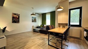 Memory-foam beds, desk, laptop workspace, soundproofing - Timisoara Prime Residence | powered by NEO (Timisoara)