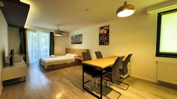 City Studio, Non Smoking, Kitchen | Memory foam beds, desk, laptop workspace, soundproofing