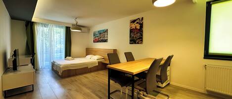 City Studio, Non Smoking, Kitchen | 1 bedroom, memory foam beds, desk, laptop workspace