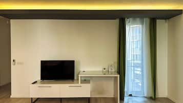 Departamento urbano | Área de sala de estar | Televisión de 102 cm con canales por cable y Netflix