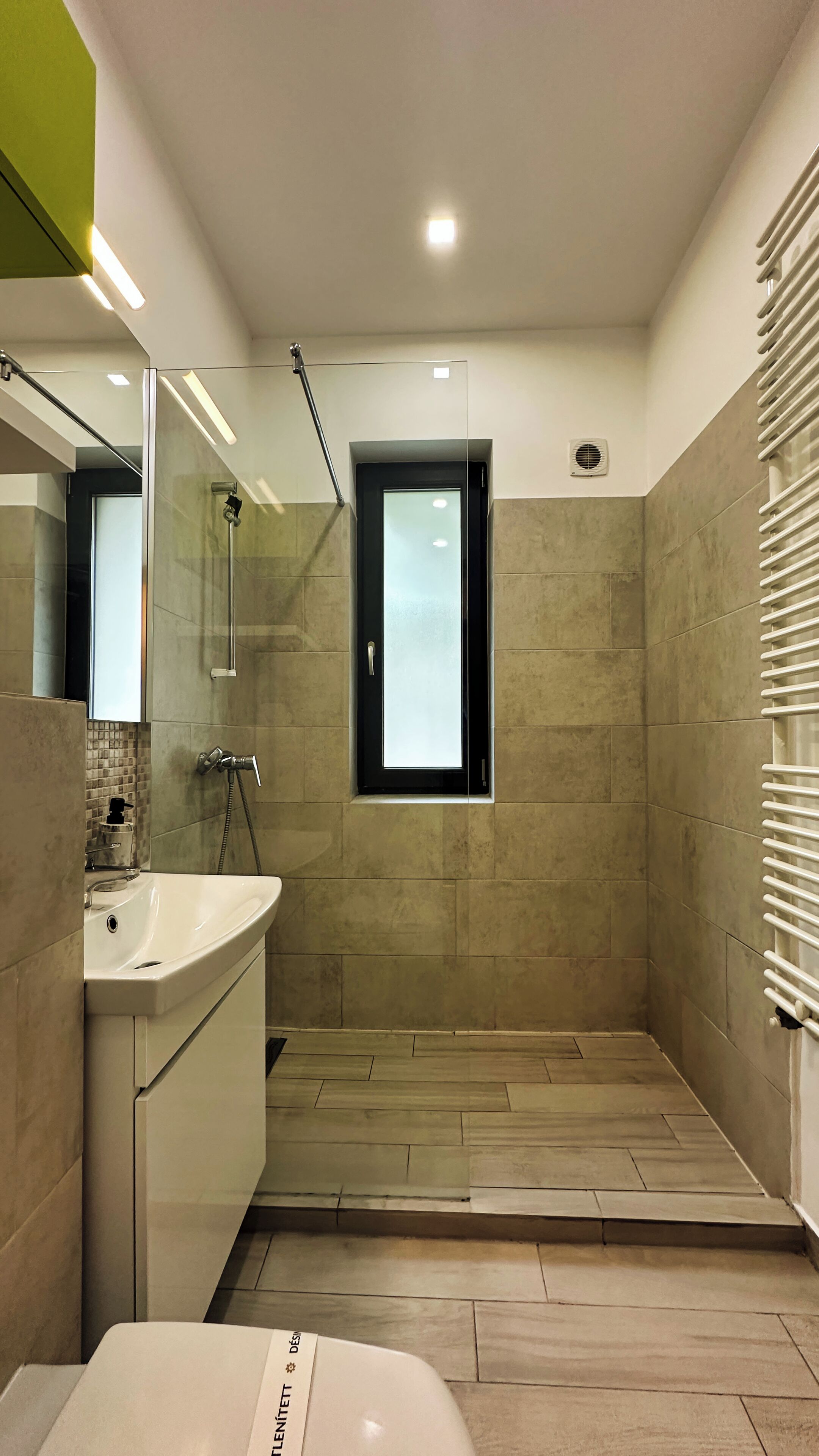 City appartement, 1 kingsize bed met slaapbank | Badkamer | Een douche, een haardroger, handdoeken, zeep
