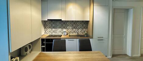 Apartamento City | Cocina privada | Frigorífico grande, horno, placa de cocina y lavavajillas