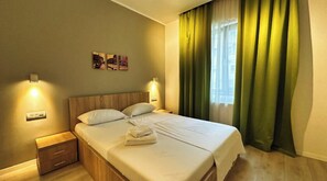Departamento urbano, 1 cama King size y sofá cama | 1 habitación, camas con efecto memoria y escritorio