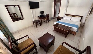 遮光窗帘、免费 WiFi、床单