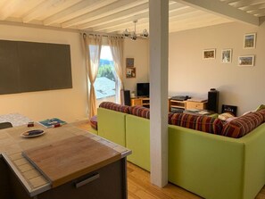 Tv, böcker och en stereo