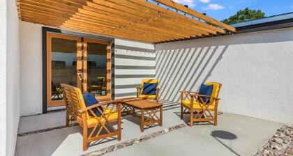 Cozy 4 BD house 12 mins to Disney snd Beach sleeps 10 heated pool