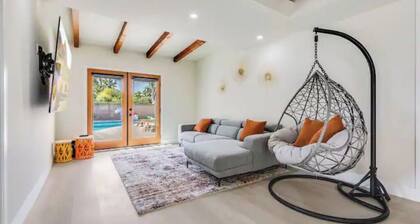 Cozy 4 BD house 12 mins to Disney snd Beach sleeps 10 heated pool