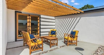 Cozy 4 BD house 12 mins to Disney snd Beach sleeps 10 heated pool