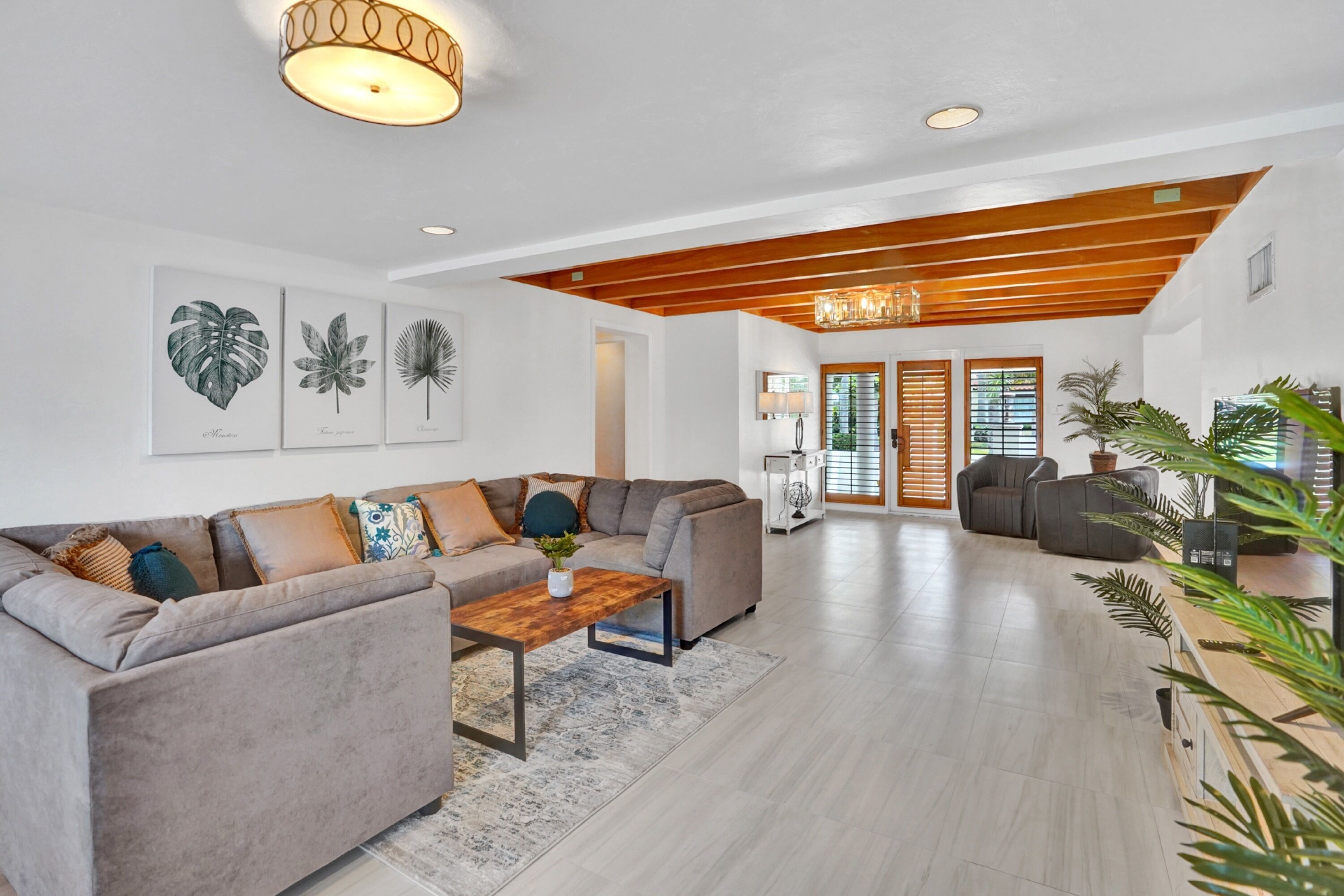 Studio (5 Bedrooms) | Wohnbereich | 42-Zoll-Flachbildfernseher mit Digitalempfang, Fernseher