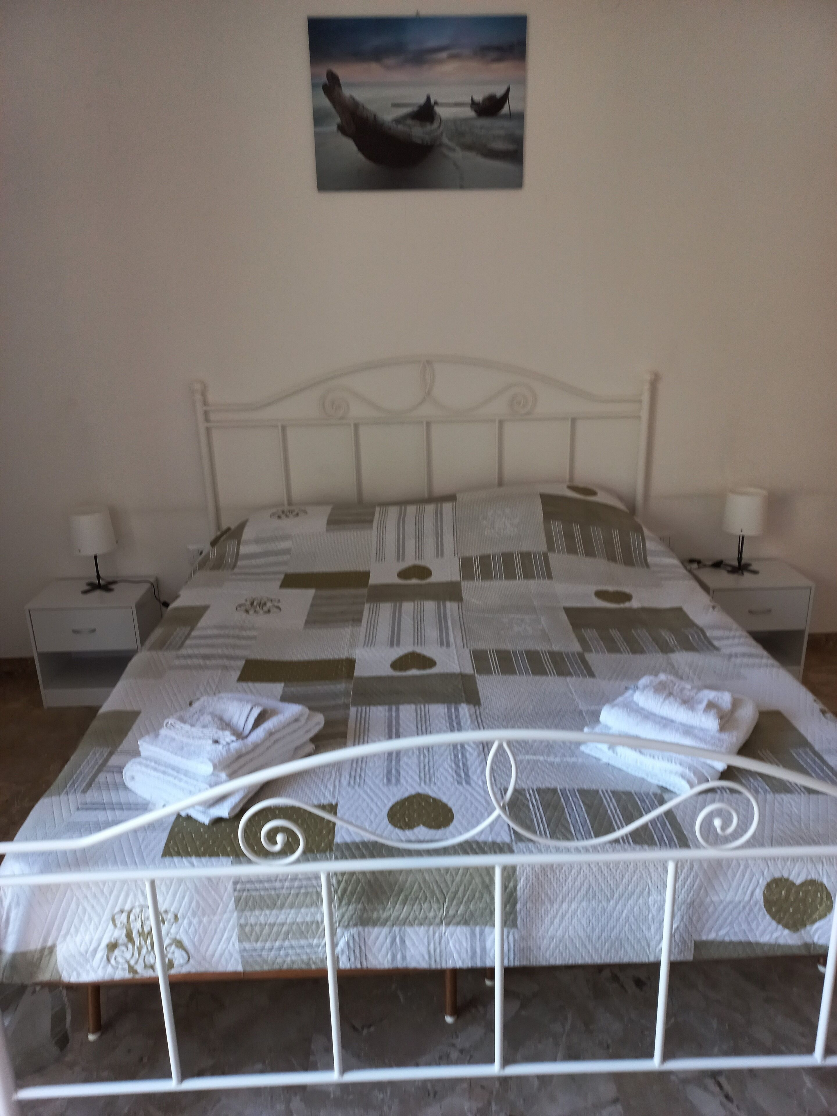 1 bedroom, bed sheets