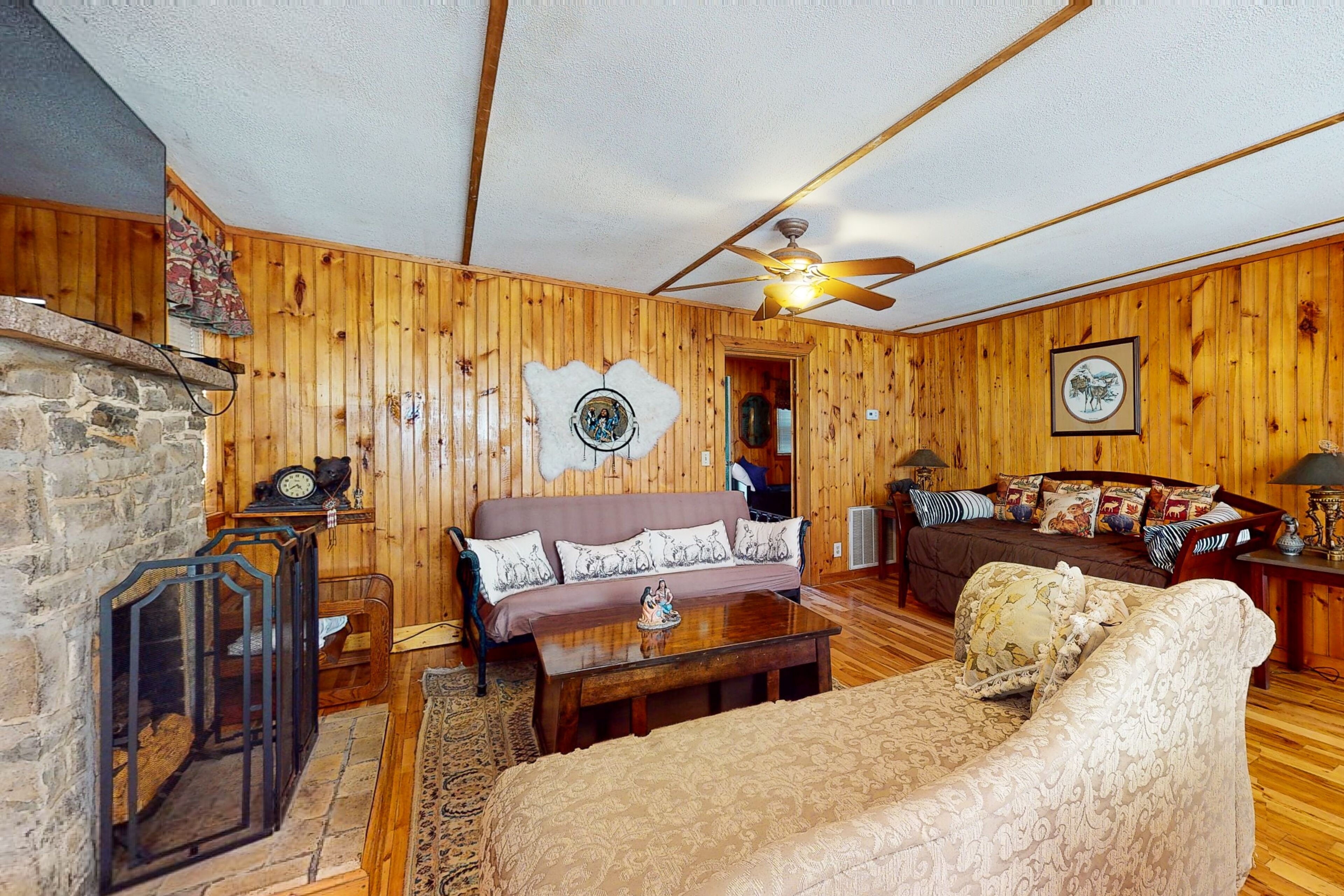 Creekside cabin 1 mile to Parkway & national park with firepit - dog-friendly