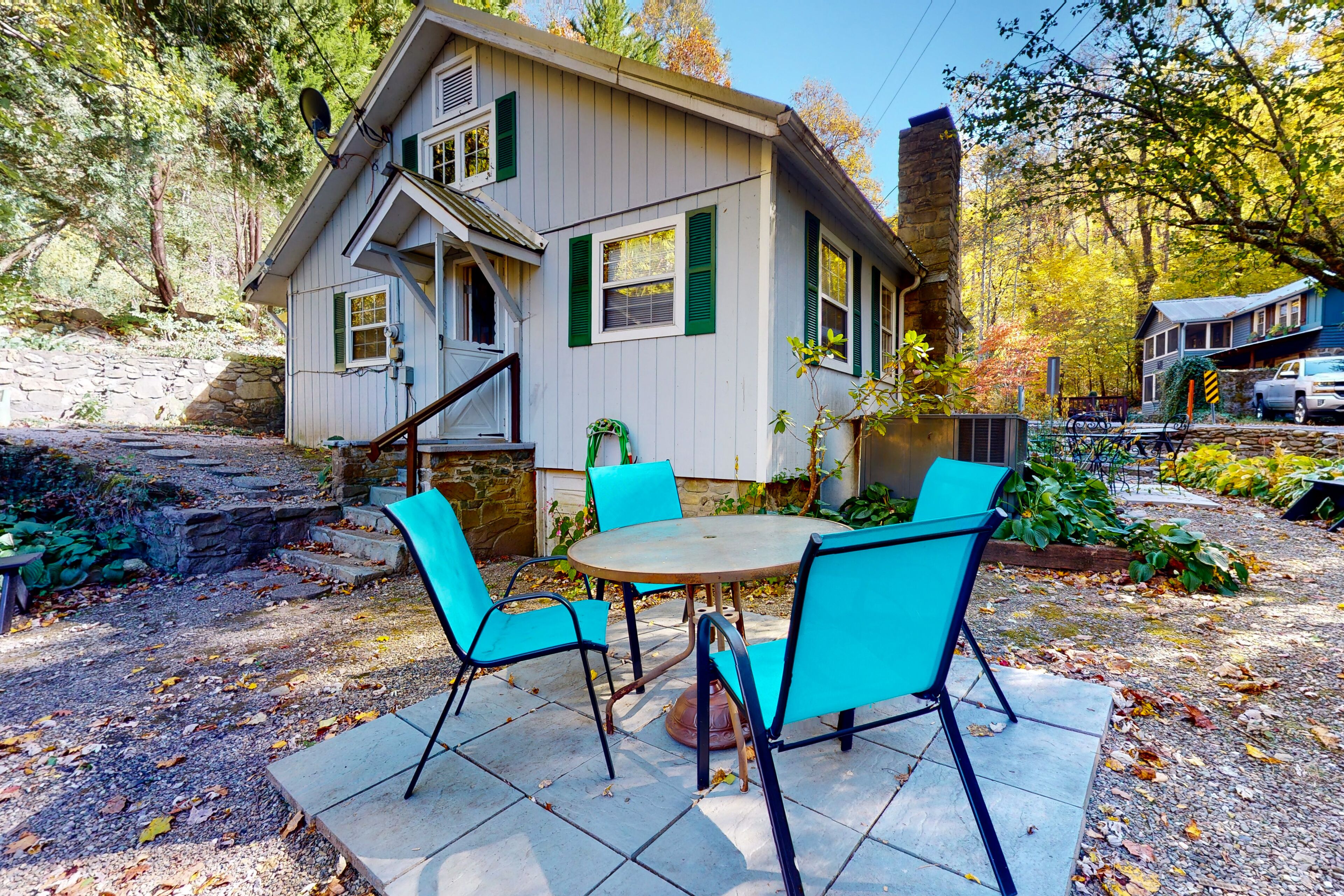 Creekside cabin 1 mile to Parkway & national park with firepit - dog-friendly