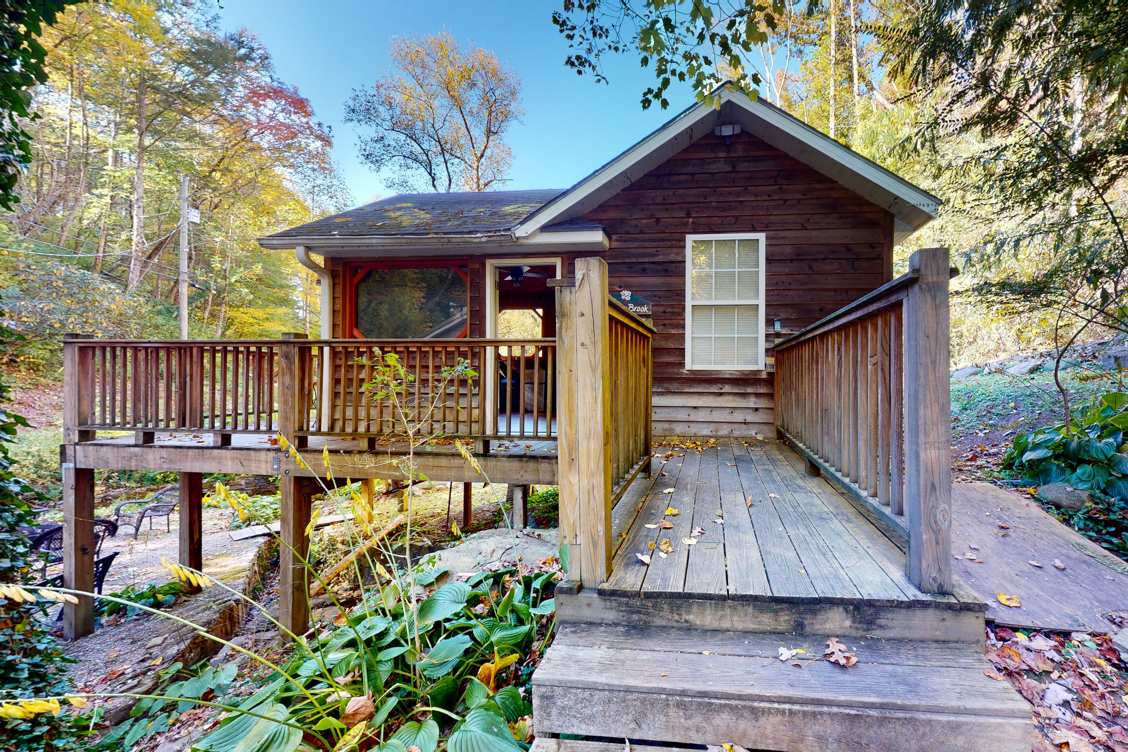 Cozy creekside studio with deck, firepit & kitchenette - dog-friendly