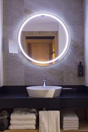 Hair dryer, bathrobes, towels, soap - Higalik Hotel (Les Belleville)