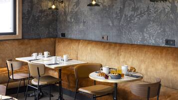 Tägliches Frühstücksbuffet (25 EUR pro Person)