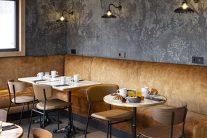 Daily buffet breakfast (EUR 25 per person) - Higalik Hotel (Les Belleville)