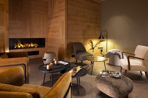 Lobby sitting area - Higalik Hotel (Les Belleville)