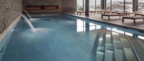 Indoor pool, pool loungers