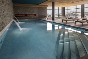 Indoor pool, pool loungers - Higalik Hotel (Les Belleville)