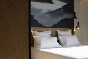 Classic Double Room | In-room safe, desk, blackout curtains, free WiFi - Higalik Hotel (Les Belleville)